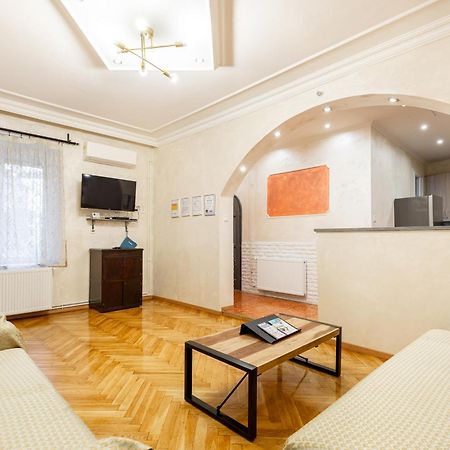 Apartamento Mari&Emi Flat In Corvin Budapest Exterior foto