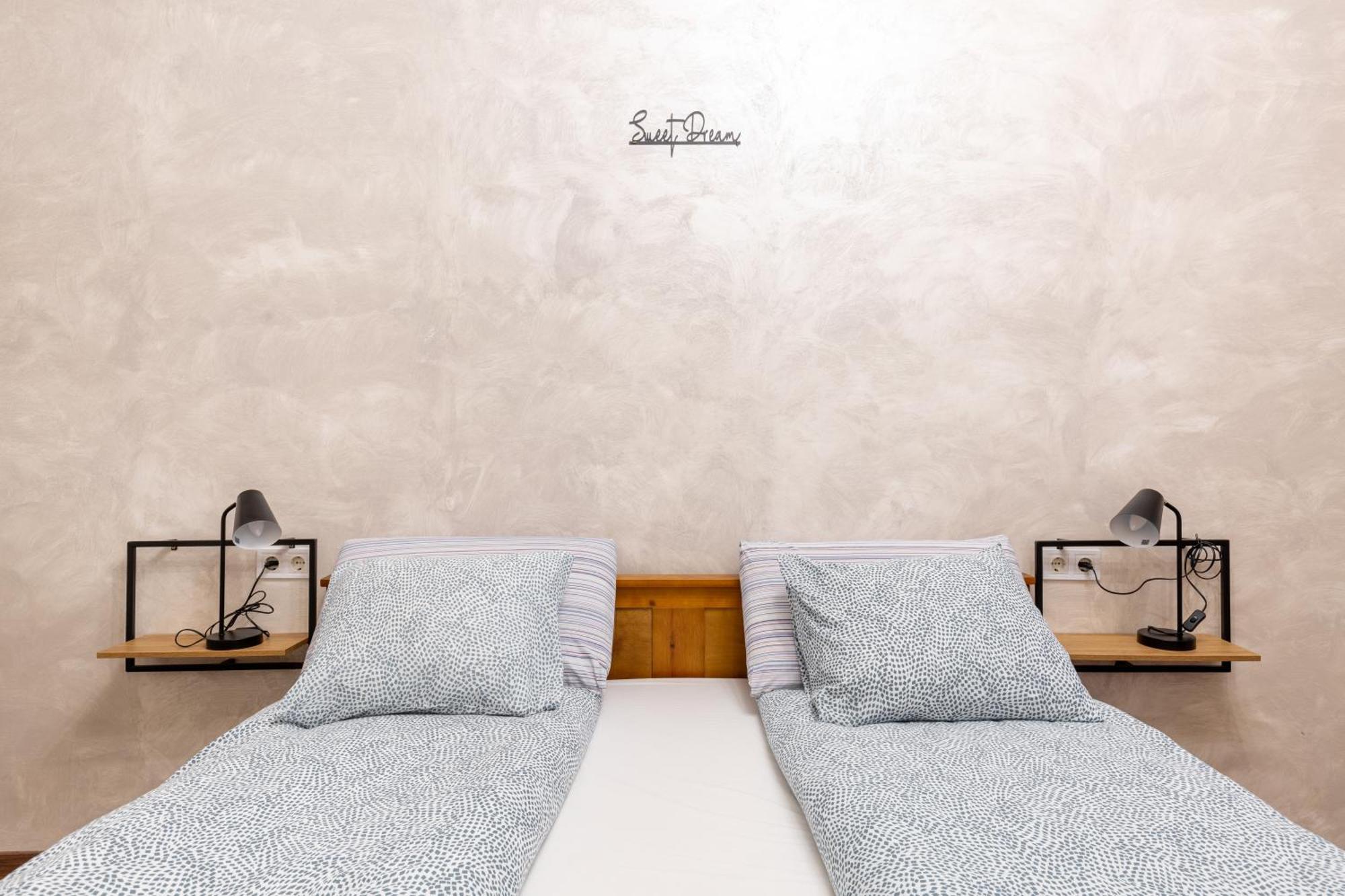Apartamento Mari&Emi Flat In Corvin Budapest Exterior foto